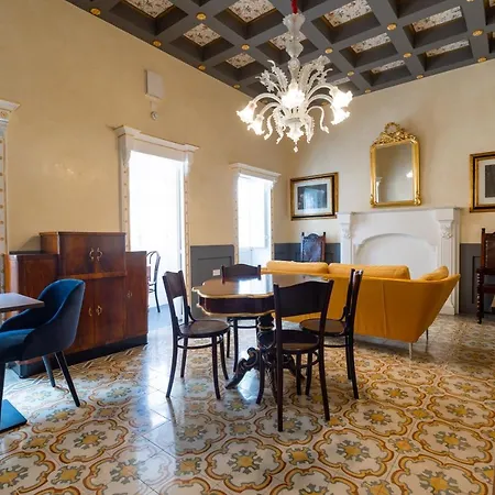 Monreal Boutique Townhouse - R024rm6 * Paola